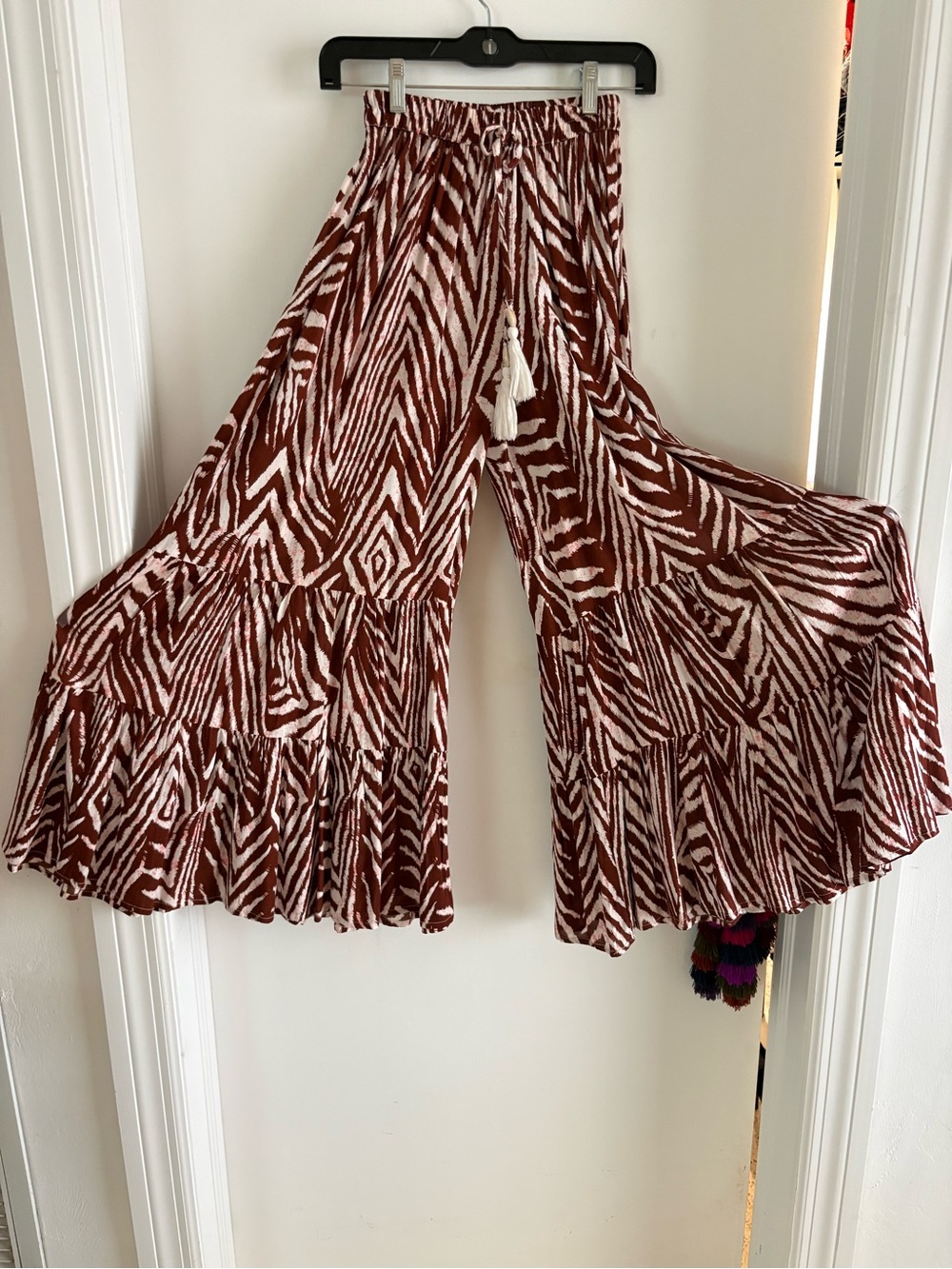 TRUE DESTINATIONS Brown White Zebra Palazzo Pants! Elastic waist! Tassels XS